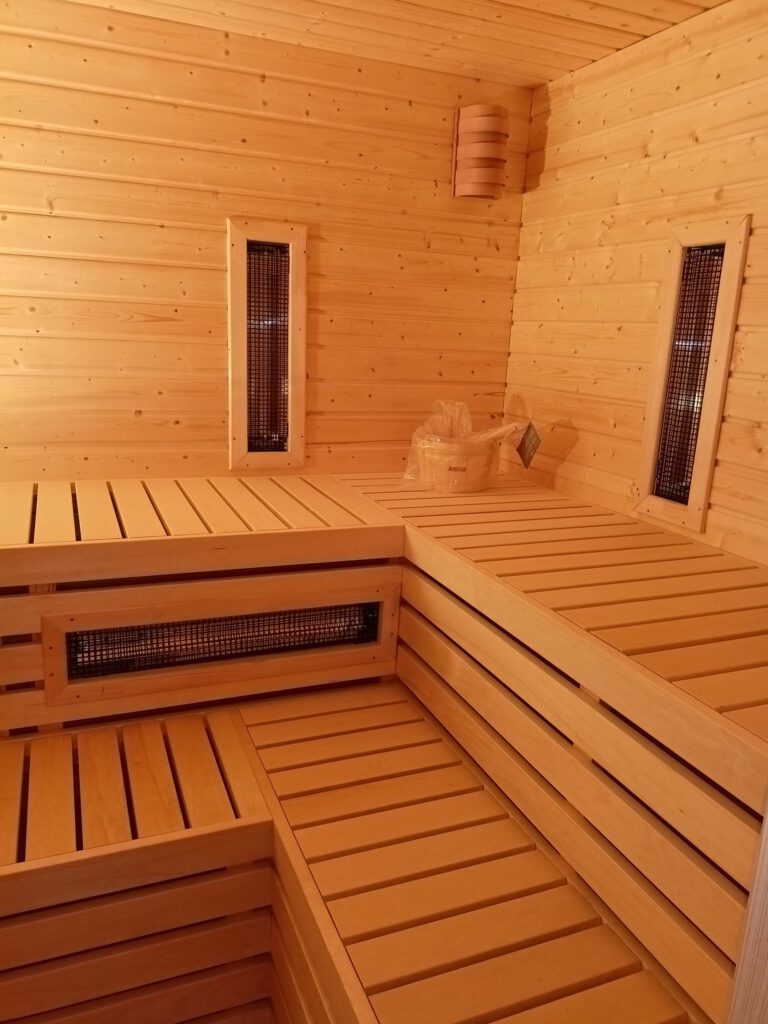 wnętrze sauny drewnianej
