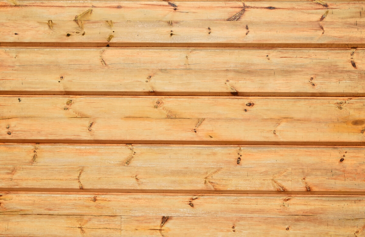 Na zdjęciu widoczna jest drewniana szalówka elewacyjna w naturalnym kolorze.