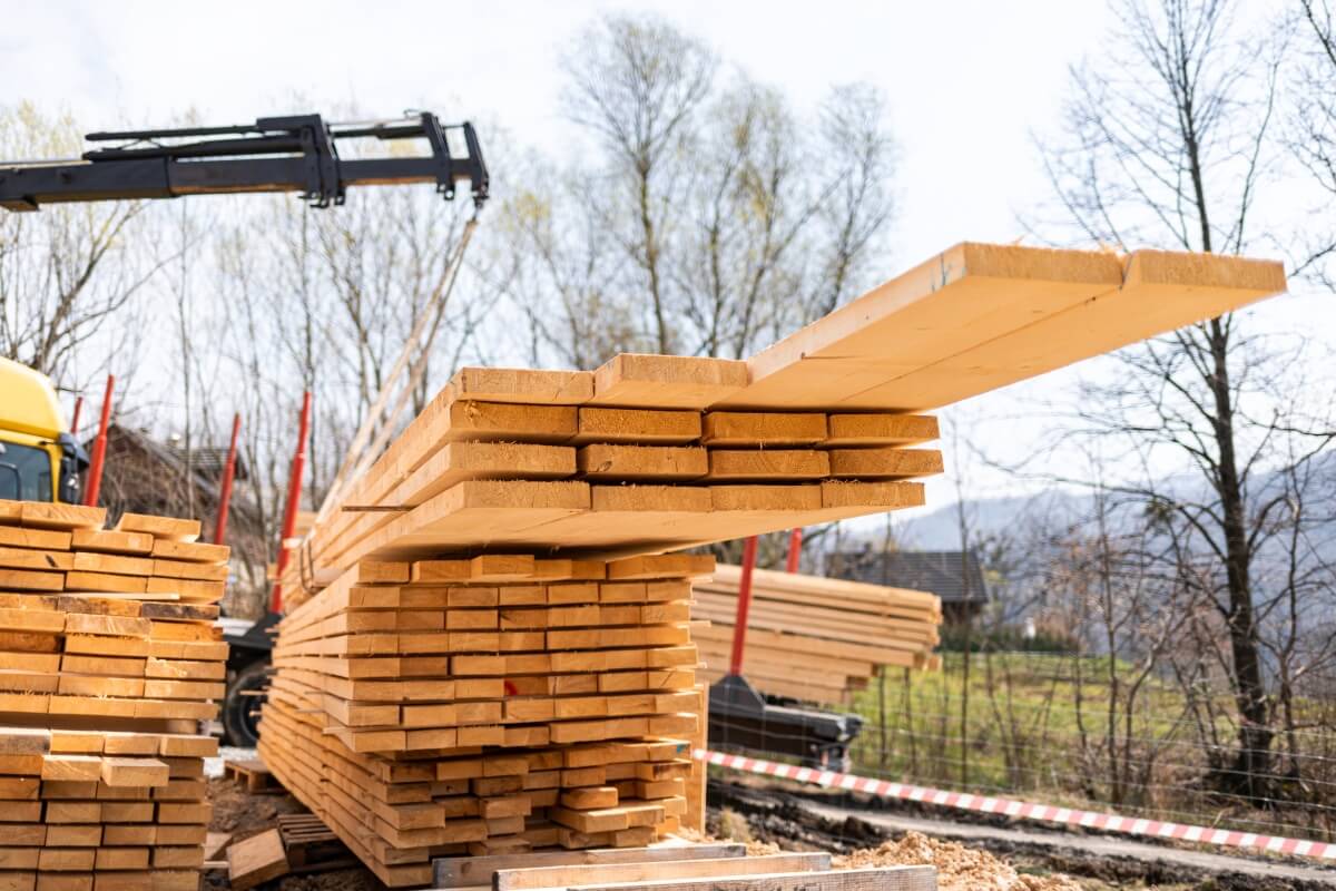 Drewno lite S4S do listew i stelaży: przekroje 20×45–45×95 mm, wilgotność 8–12% wewnątrz i 12–18% na zewnątrz, konserwacja 1–5 lat.