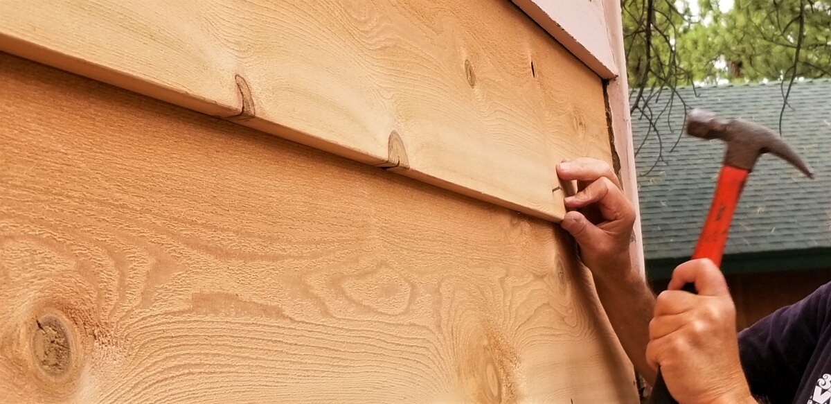 Elewacje drewniane jako okładzina wentylowana: szczelina 20–30 mm, deski 19–28 mm i 90–140 mm, wilgotność 14–18%, renowacja 4–7 lat.