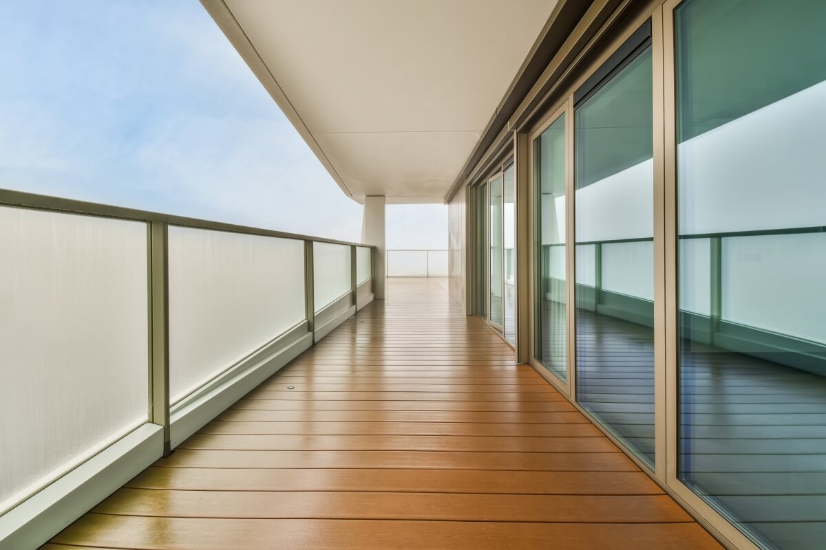 Lazurowanie drewna: 2 cienkie warstwy na suche podłoże 12–18% w 10–25°C, z przerwą 6–24 h; odświeżanie zwykle co 3–6 lat.