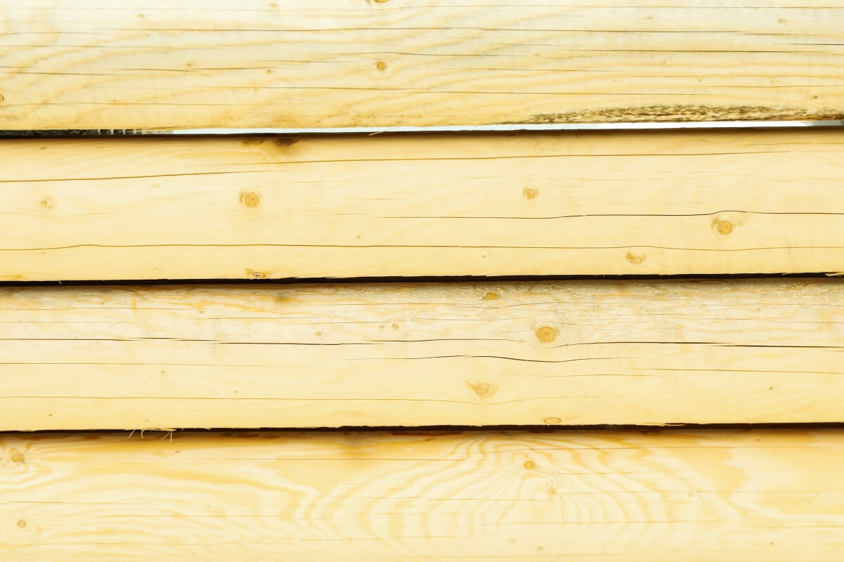 Szalówka elewacyjna 19–21 mm, krycie 120–145 mm; wentylacja 20–30 mm. Lazura przegląd 2–4 lata, odświeżenie 4–7, farba 7–12.