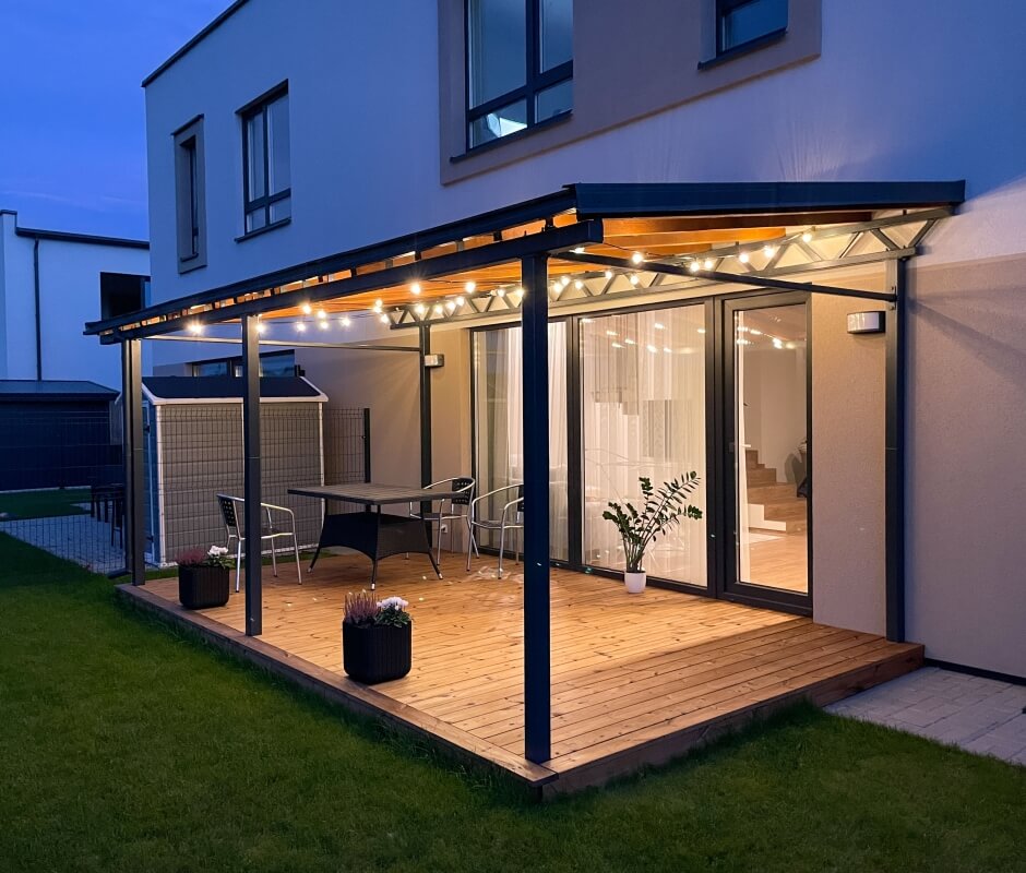 Tarasy drewniane: deski 26–28 mm, przerwy 5–7 mm, spadek 1–2%; wilgotność montażowa 16–18% i olejowanie co 12–24 mies.