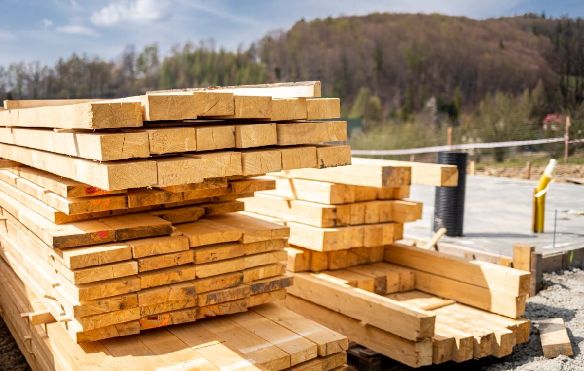 Drewno KVH C24: suszone komorowo, strugane S4S, wilgotność 12–18% (ok. 15%); przekroje 45×95–80×200 mm, trwałość 30–50 lat.