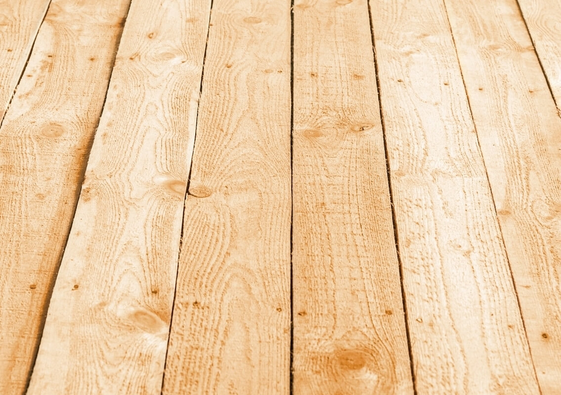 Lakierowanie desek podłogowych świerkowych po montażu chroni miękkie drewno 430–470 kg/m³; 8–10% wilg., 3–4 warstwy, 60–120 zł/m², 8–15 lat.